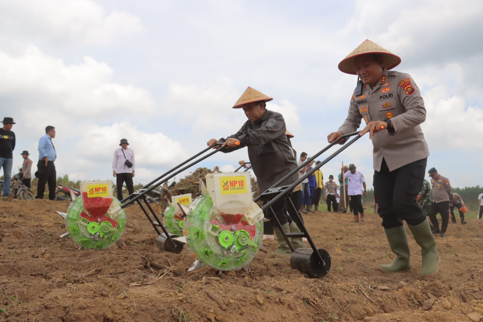 Kapolres Tanjab Barat Pimpin Tanam Jagung Serentak Kuartal Ke IV 
